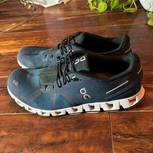 Men’s on cloud navy and blue shoes size 9.5
